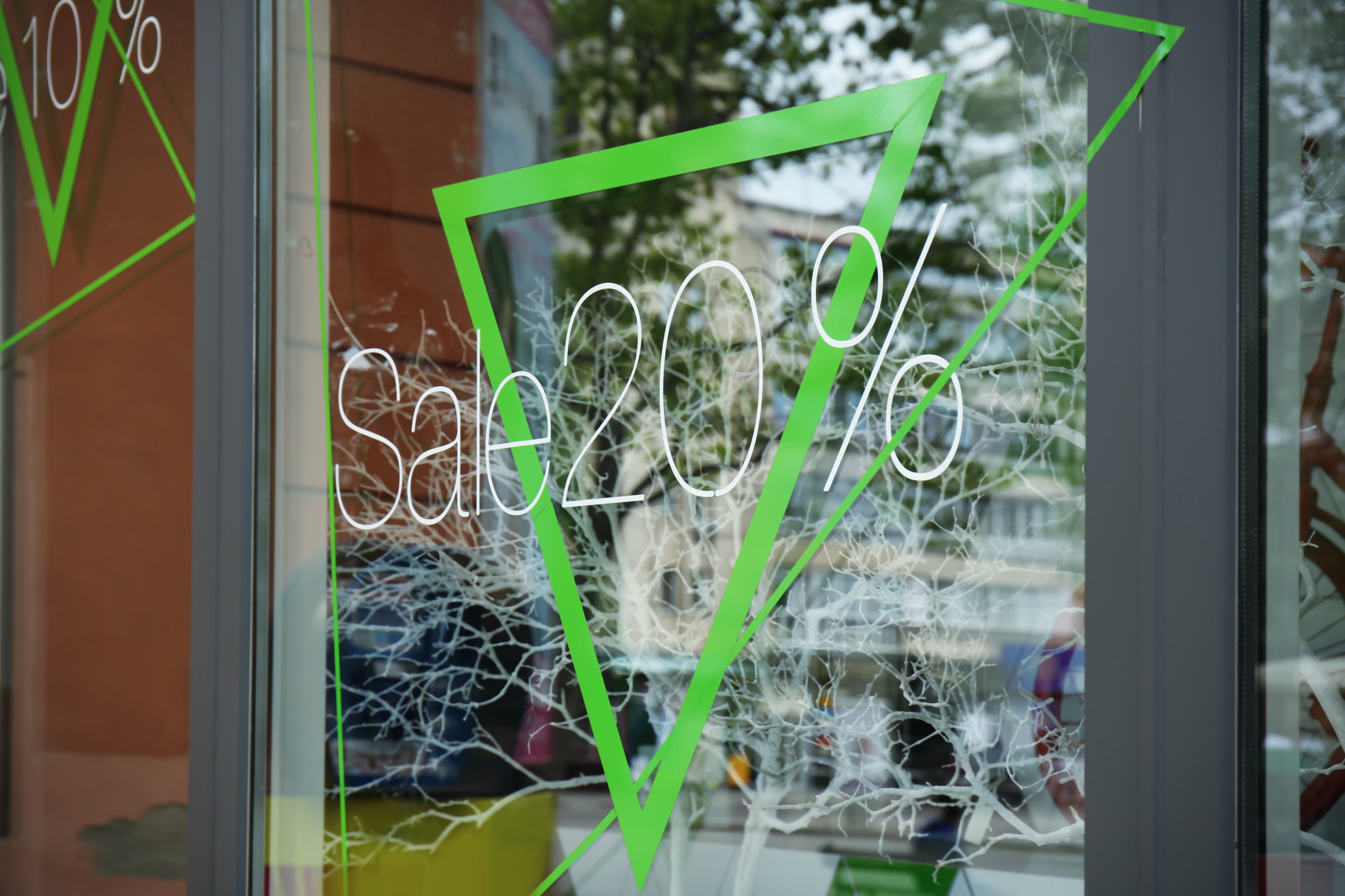 Konturskuren vinyl för logotyper, mönster och text- Kampanj på fönster